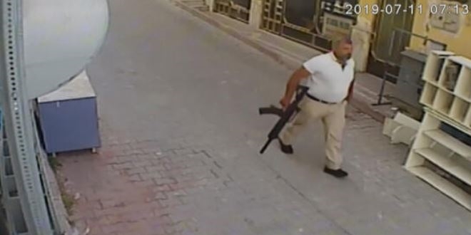 Konya'da elinde ve belinde silahla etrafa dehşet saçtı