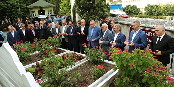 Erdoğan, Necmettin Erbakan'ın kabrini ziyaret etti