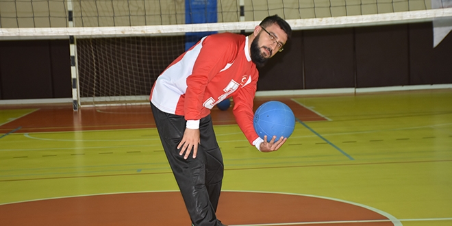 Camide imam, salonda golbol antrenörü
