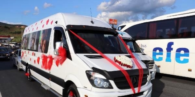 Öğrenci servisini gelin arabası yaptı