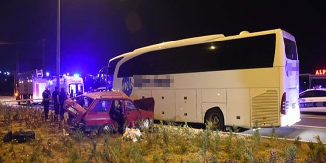 Yolcu otobüsü ile otomobil çarpıştı: 3 ölü, 1 yaralı