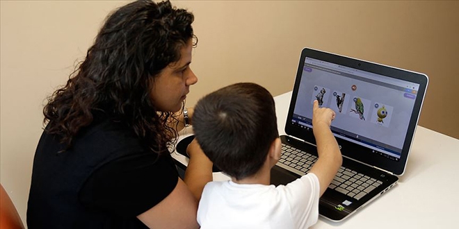 Özel çocuklara beş dilde özel eğitim programı