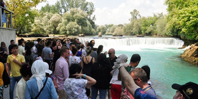 Manavgat Şelalesi'ne tatilcilerden yoğun ilgi