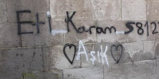 Tarihi medreseye yazı yazan gence para cezası