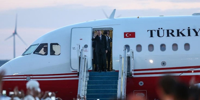 Erdoğan'ı taşıyan uçak Atatürk Havalimanı'na indi