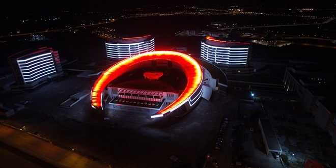 Erzurum Şehir Hastanesi al bayrağın renkleriyle aydınlatıldı
