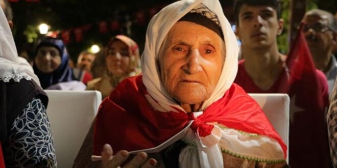 106 yaşında demokrasi nöbetine katıldı