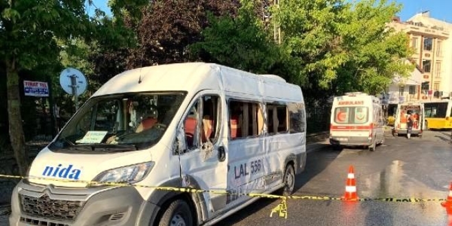 Halk otobüsü servis minibüsüne çarpıp dükkana girdi: 1 ölü, 3 yaralı