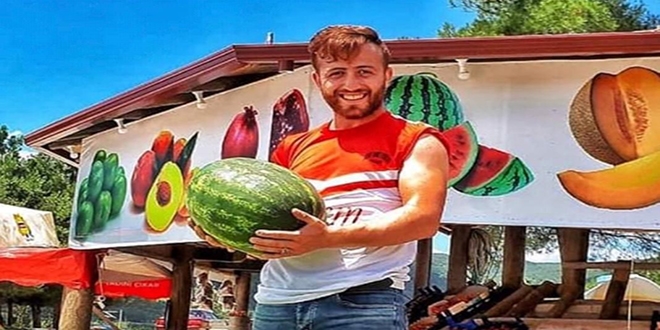 Yediği karpuzun parasını tezgaha bırakıp helallik istedi