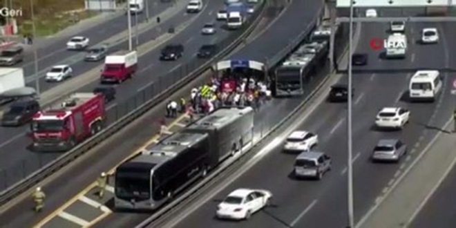 Saadetdere'de metrobüste yangın çıktı