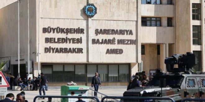 HDP'li belediye caddeye terör suçlusunun adını taşıyan tabelayı astı