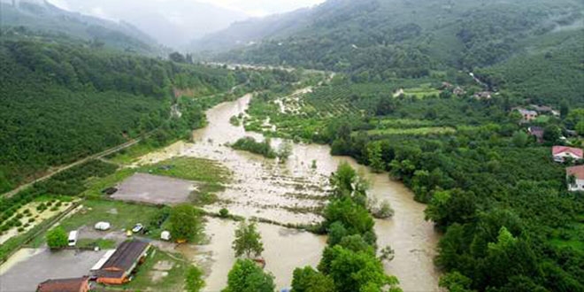 ileri'nden 'Dzce'deki su baskn ve toprak kaymas' aklamas