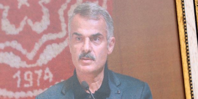 Kansere yenik düşen Profesör toprağa verildi