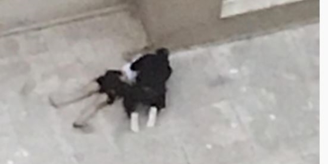4. kattan düşen sevgilisinin başında ağlayan gence tahliye