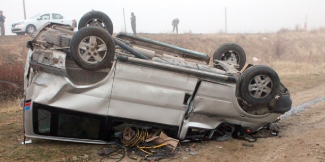 Elazığ'da minibüs şarampole yuvarlandı: 10 yaralı