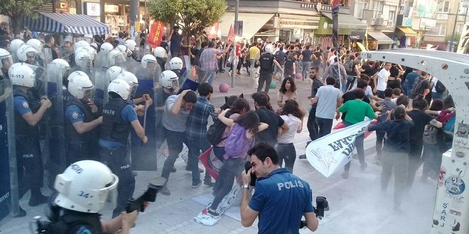 Kadıköy de izinsiz gösteri: 26 gözaltı, 6 polis yaralandı