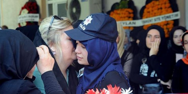 Kazada ölen polis eşini kepiyle uğurladı