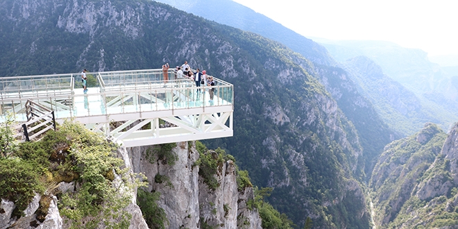 450 metre yükseklikteki cam terasa ziyaretçi ilgisi