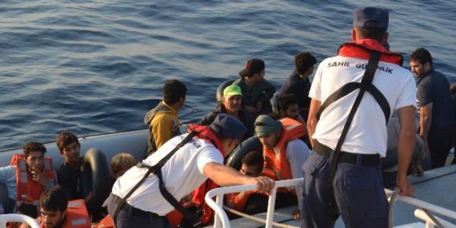 Kuşadası Körfezi'nde 28'i çocuk 77 kaçak göçmen yakalandı