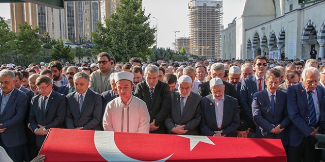 Gül, Davutoğlu ve Şentop aynı cenazede!