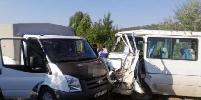 Kütahya'da minibüs ile kamyonet çarpıştı: 11 yaralı