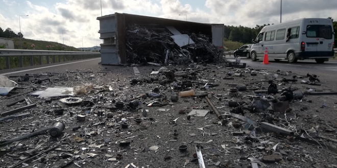 Kuzey Marmara Otoyolu'nda tır devrildi, Ankara istikameti trafiğe kapandı