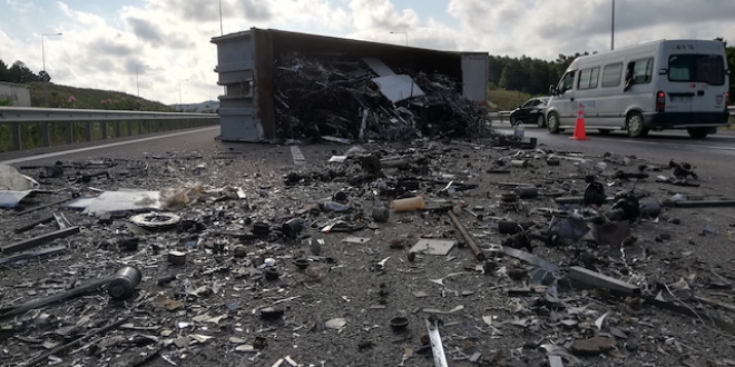 Kuzey Marmara Otoyolu'nda tr devrildi, Ankara istikameti trafie kapand