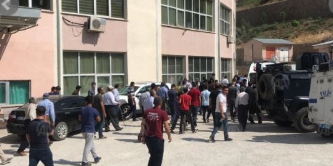 Şemdinli'de sivil aracın geçişi sırasında patlamada 1 kişi öldü