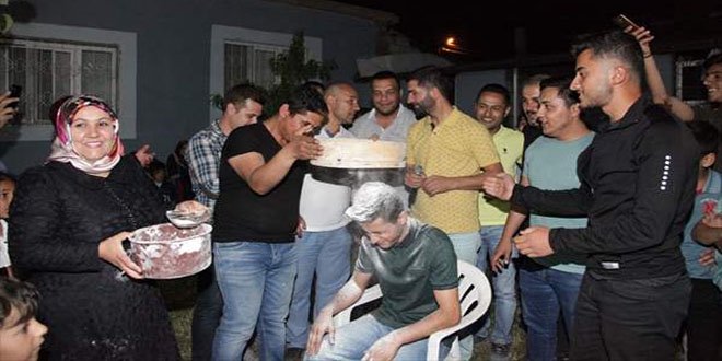 Damadın başına un eleyip yumurta kırıyorlar