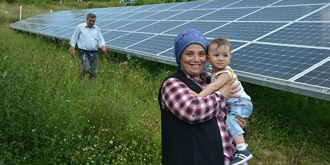 Kadn giriimci 'tarlada' elektrik retiyor