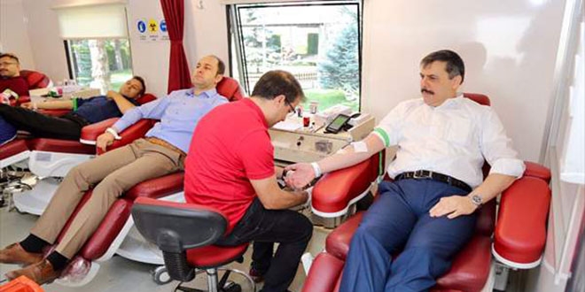 Çorum protokolü kan bağışı için birbirine 'meydan okudu'