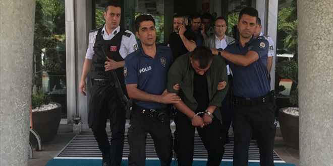 Soyguncuyu linçten İBB güvenlik görevlileri kurtardı