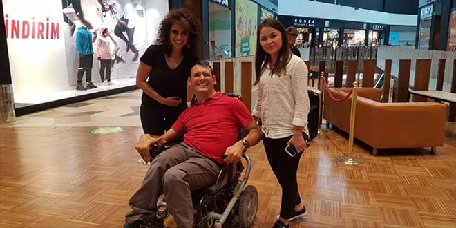 Kitabıyla engelli bireyin tekerlekli sandalye hayalini gerçekleştirdi