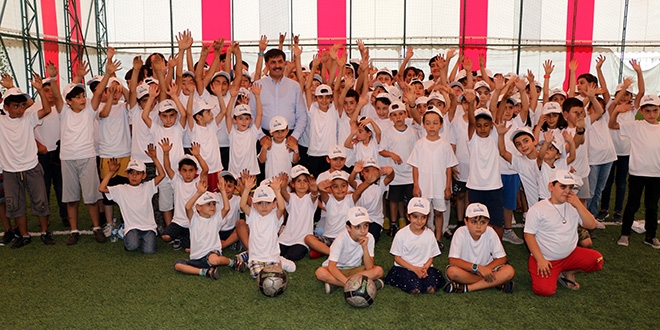 Çocuklar kaleci oldu, belediye başkanı penaltı attı