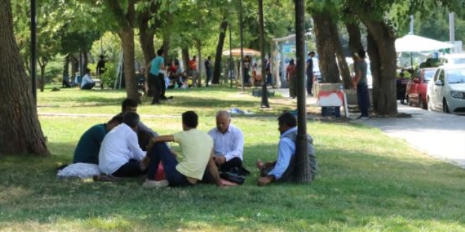 Diyarbakır'da vatandaşlar serinleyecek yer arıyor