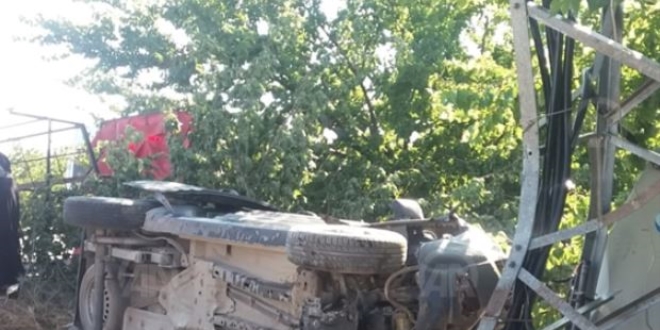 Malatya'da otomobil elektrik trafosuna arpt: 5 yaral