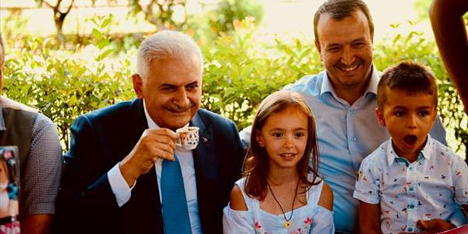 Binali Yıldırım, kız çocuğunun kahve davetine icabet etti