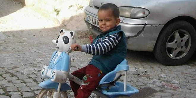 Arabada bırakılan çocuk yanarak can verdi