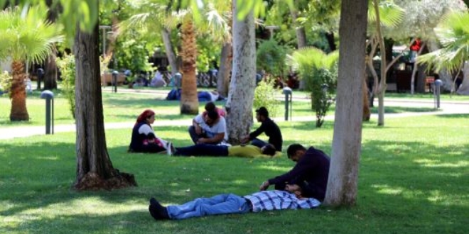 Şanlıurfa'da sıcak hava etkisini sürdürüyor