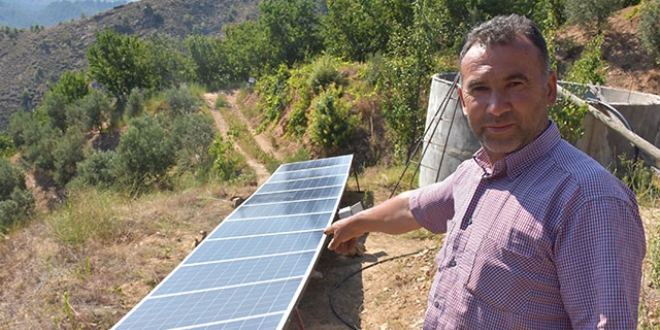 Kiraz bahçesinde kendi elektriğini üretiyor