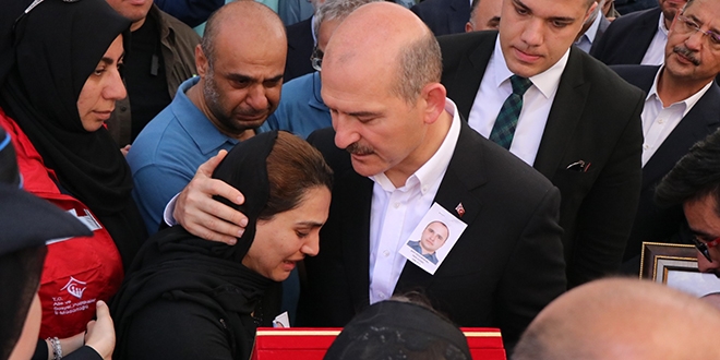 Soylu'dan şehit eşine: O kahraman, sen de kahramansın