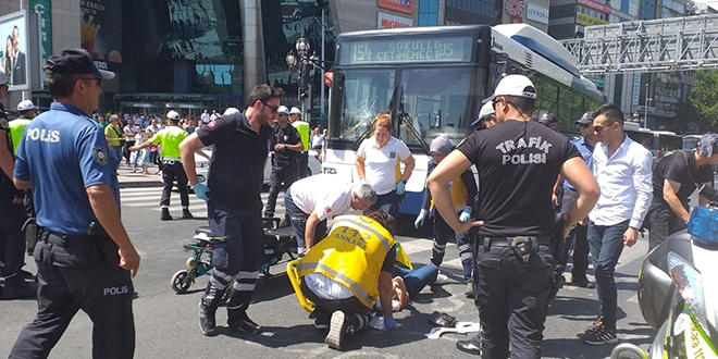 Başkentte EGO otobüsü yayalara çarptı: 2 yaralı