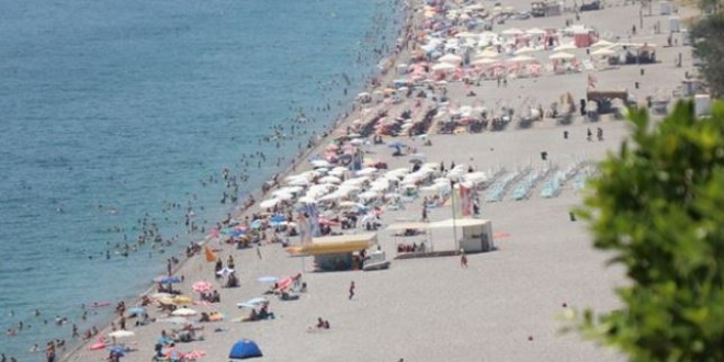 Antalya'da sahillerde yoğunluk