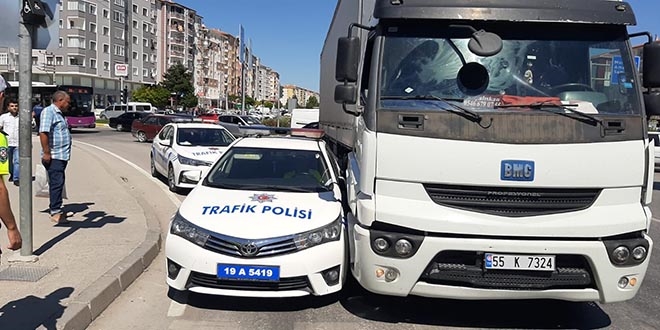 Tırın sıkıştırdığı polis otosunu vatandaşlar kurtardı