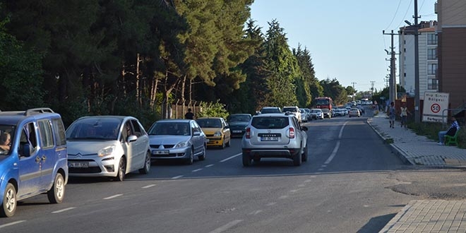 Plajlarda kilometrelerce tatilci younluu