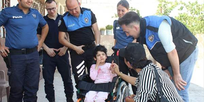 Polisten engelli çocuklara tekerlekli sandalye