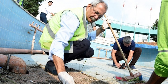 Başkan, farkındalık için temizlik işçiliğine soyundu