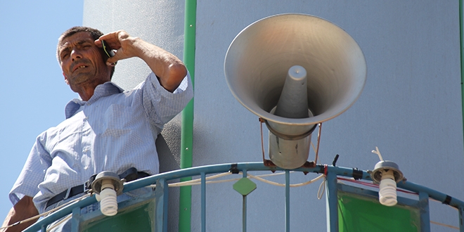 Telefonla konuabilmek iin cami minaresine kyorlar