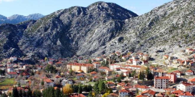 31 Mart'ta rakip olan başkan adayını, en uzak ilçeye sürdü