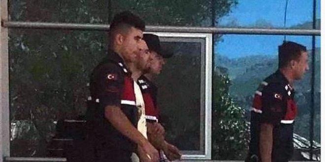 Yılanı vurmak isterken hamile eşini öldürdü